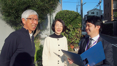 街中で笑顔で立ちながら話している人々