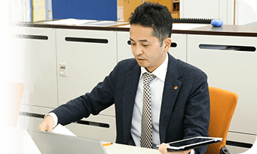iPadでスケジュールチェックをする政岡洋史