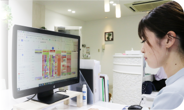 パソコンでカラープランをチェックする白砂友季