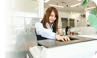 届いたFAXのチェックを行う土谷 由衣