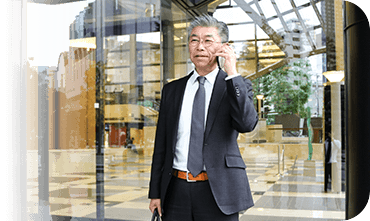 訪問先へ電話をする北山直哉