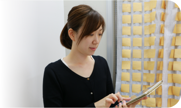 営業と打合せをする森 由貴子