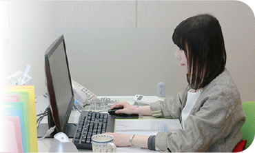 PCに向かう西依 麻帆