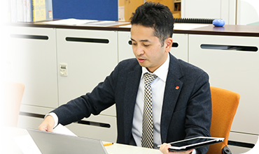 iPadでスケジュールチェックをする政岡洋史