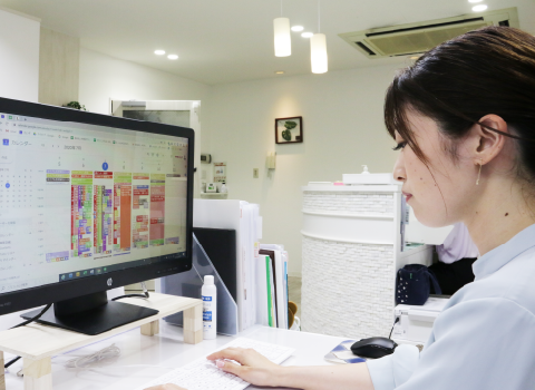 パソコンでカラープランをチェックする白砂友季