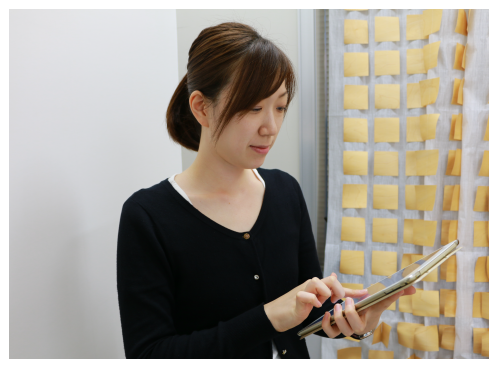 営業と打合せをする村田 聖子
