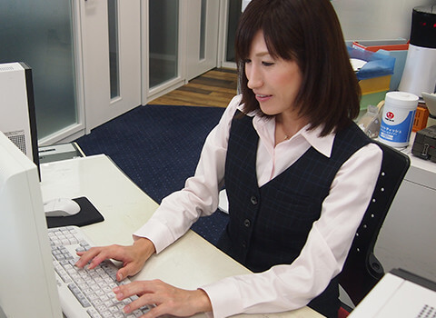 PCに向かう荒井 智美