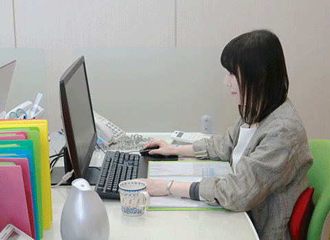 PCに向かう西依 麻帆