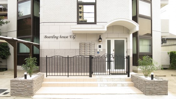 ボーディングハウスY.Gエントランス　リノベーション後