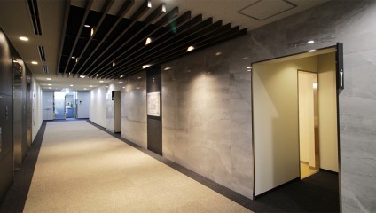 新京都センタービル リノベーション後　エレベーターホール大理石調壁面