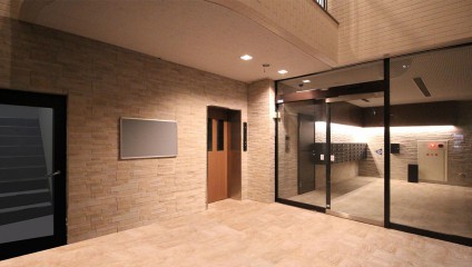 スカイコートタキモト　リノベーション後　エレベーターホール　ライトアップ