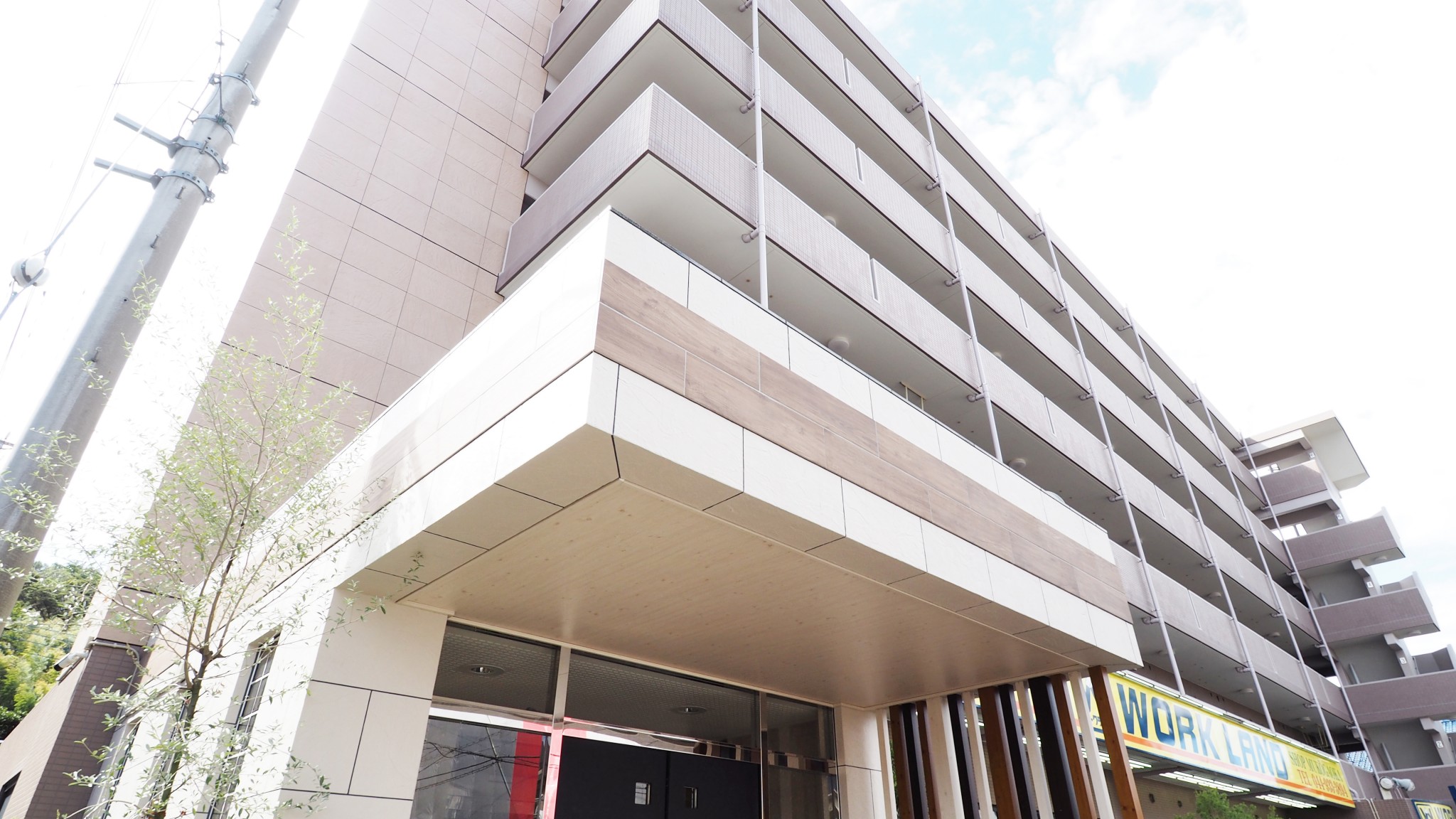 賃貸マンションリノベーション 暗い雰囲気から温かく優しい雰囲気の外観へ 朝日リビングコーポレート 賃貸マンションリノベーション 暗い雰囲気から温かく優しい雰囲気の外観へ 朝日リビングコーポレート
