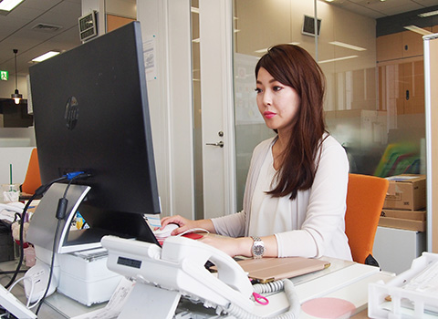 オフィスでコンピューターを操作する女性