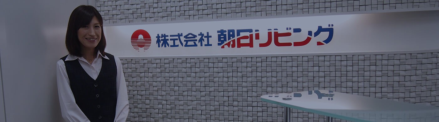 こちらに向かって微笑む総務 荒井