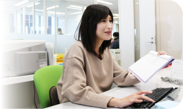 社会保険の手続きをする総務 荒井