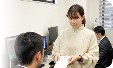 精算した経費を営業に手渡す経理 東條