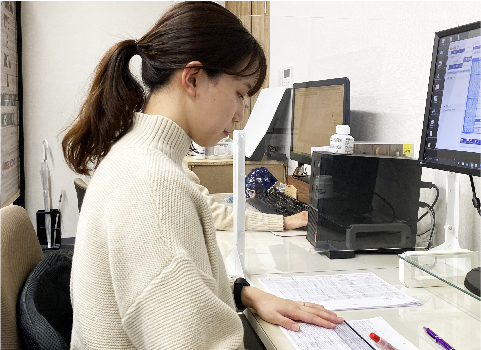 請求書のチェックを行う経理 東條