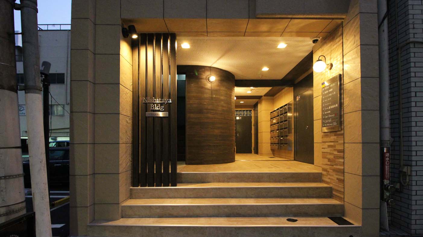 賃貸マンションリノベーション 古めかしい印象から温かみのあるエントランスへ 朝日リビングコーポレート