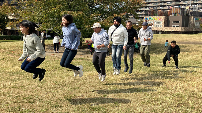 チームワークが鍵を握る大縄飛び！（東京本社・上野営業所合同）