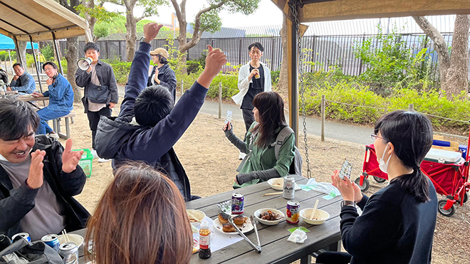 バーベキューを食べながらみんなでガッツポーズ