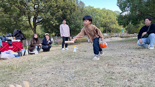 子どもも大人もみんなで楽しめるモルック！（大阪本社）