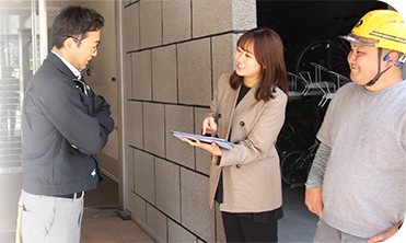 施工管理技士や営業マン職人と一緒に現場現調する南好香プランナー