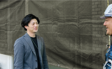 現場作業員と会話をする営業 渡辺