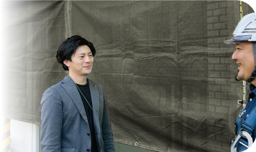 現場作業員と会話をする営業 渡辺