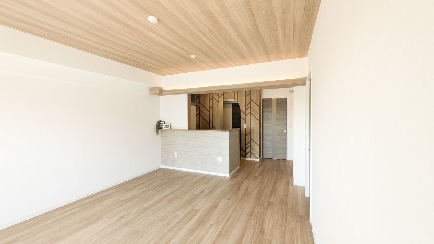 サンゲツ コーディネートコンテスト2025〈関東〉の授与式で「きらりリフォーム賞」の賞状とトロフィーを持つ株式会社朝日リビング 女子力企画室の堀内プランナー(左)