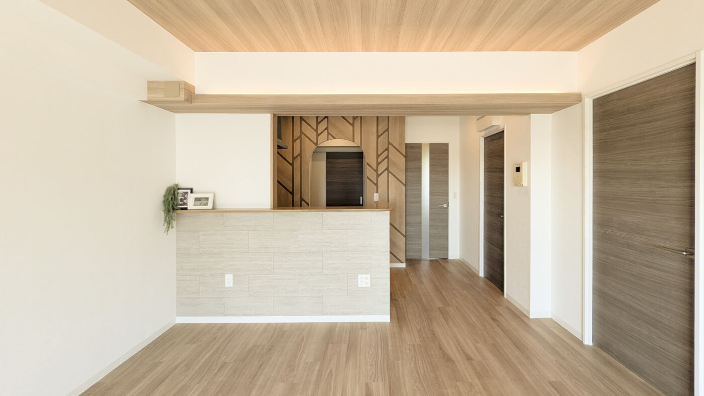 幾何学模様のアクセントクロスを施したパントリーと、家事動線を考慮した機能的なカウンターキッチン