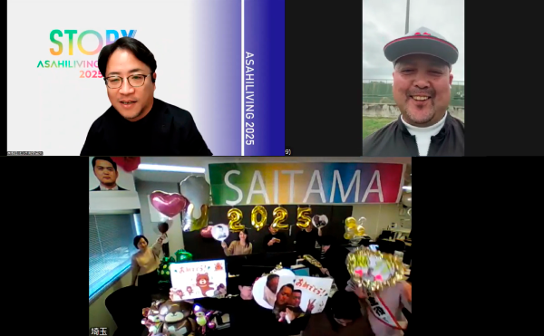 オンライン表彰会の画面。上段には祝福する役員と笑顔のMVP受賞者、下段には華やかにデコレーションされた拠点で、横断幕やバルーンを手に全力で祝福する営業所の社員たちの様子。