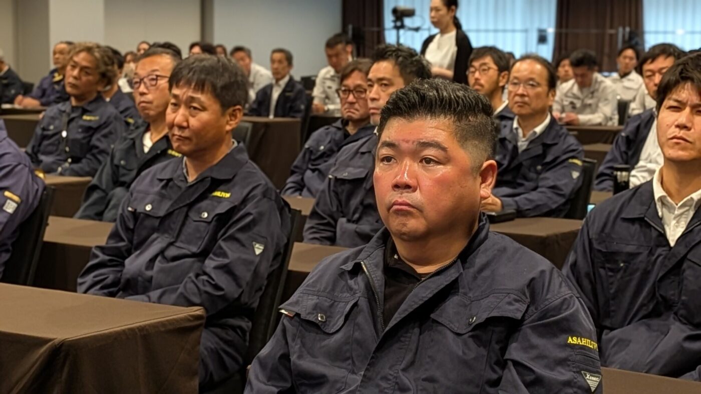 大阪会場で真剣な表情で当社の説明に耳を傾ける施工協力業者の方々