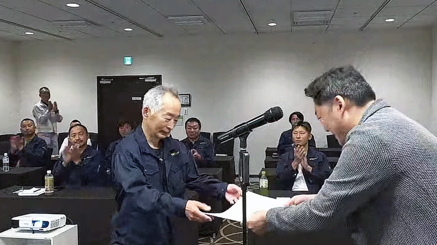 オンライン中継で映し出された仙台会場で参加者が受賞者に温かな拍手を送る様子